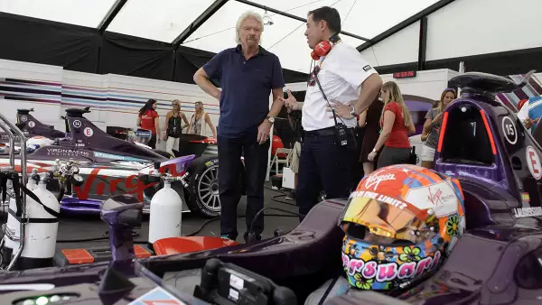 Branson, con su escudería eléctrica Virgin Racing, quiere crear conciencia sobre el uso de autos eléctricos.