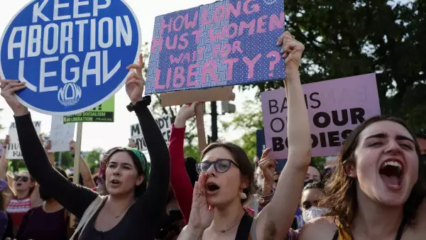 Manifestantes sostienen pancartas para protestar fuera de la Corte Suprema de Estados Unidos después de la filtración de un borrador de sentencia para anular la jurisprudencia Roe v. Wade. 