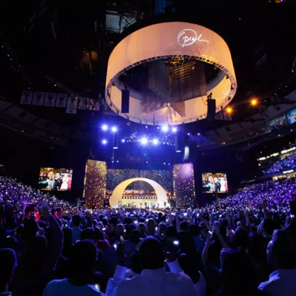 `Gracias por ser parte de esta gran noche, esta celebración por lo que han hecho para The Oprah Winfrey Show. Ustedes nos han mantenido en pie 25 años´.