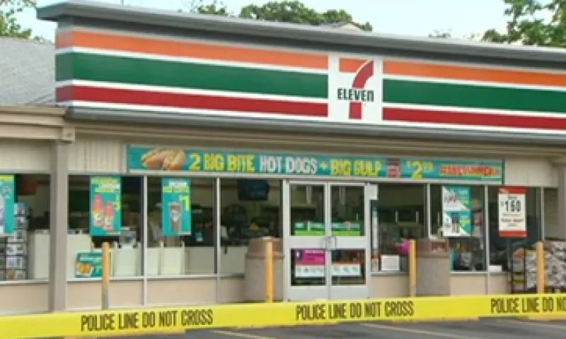 Las tiendas incautadas permanecerán abiertas pero serán operadas directamente por la matriz. (Foto: AP)