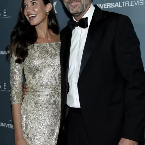 Odette Annable, quien daba vida a la nueva novia del Dr. House, posó muy contenta al lado de Hugh Laurie.