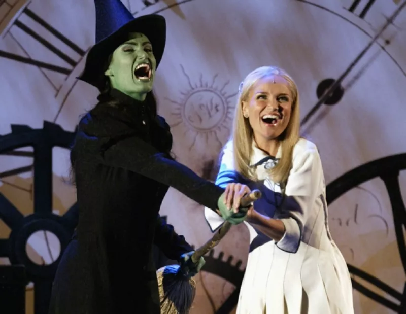 Conoce a las dos actrices que iniciaron el fenómeno. Wicked las lanzó a la fama y ahora las podemos ver en películas como 'Enchanted' y series de televisión como 'Glee'.