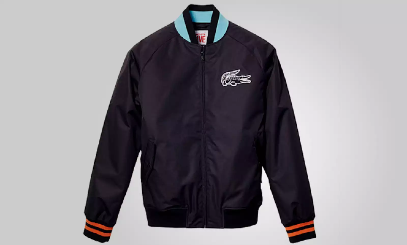 Con un toque universitario, en esta opción predomina la combinación de colores y el icónico lagarto al frente.