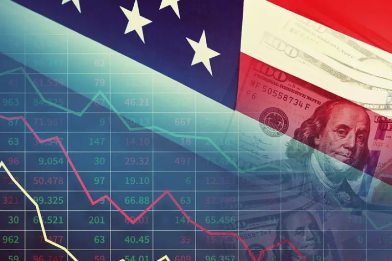 gráfica financiera al fondo bandera de estados unidos