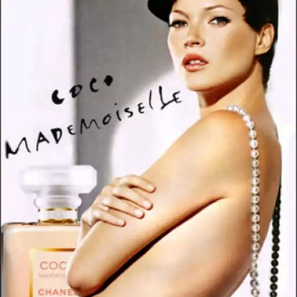 Para promocionar la marca Coco Chanel, Kate Moss se desprendió de la ropa y posó en topless para la marca.