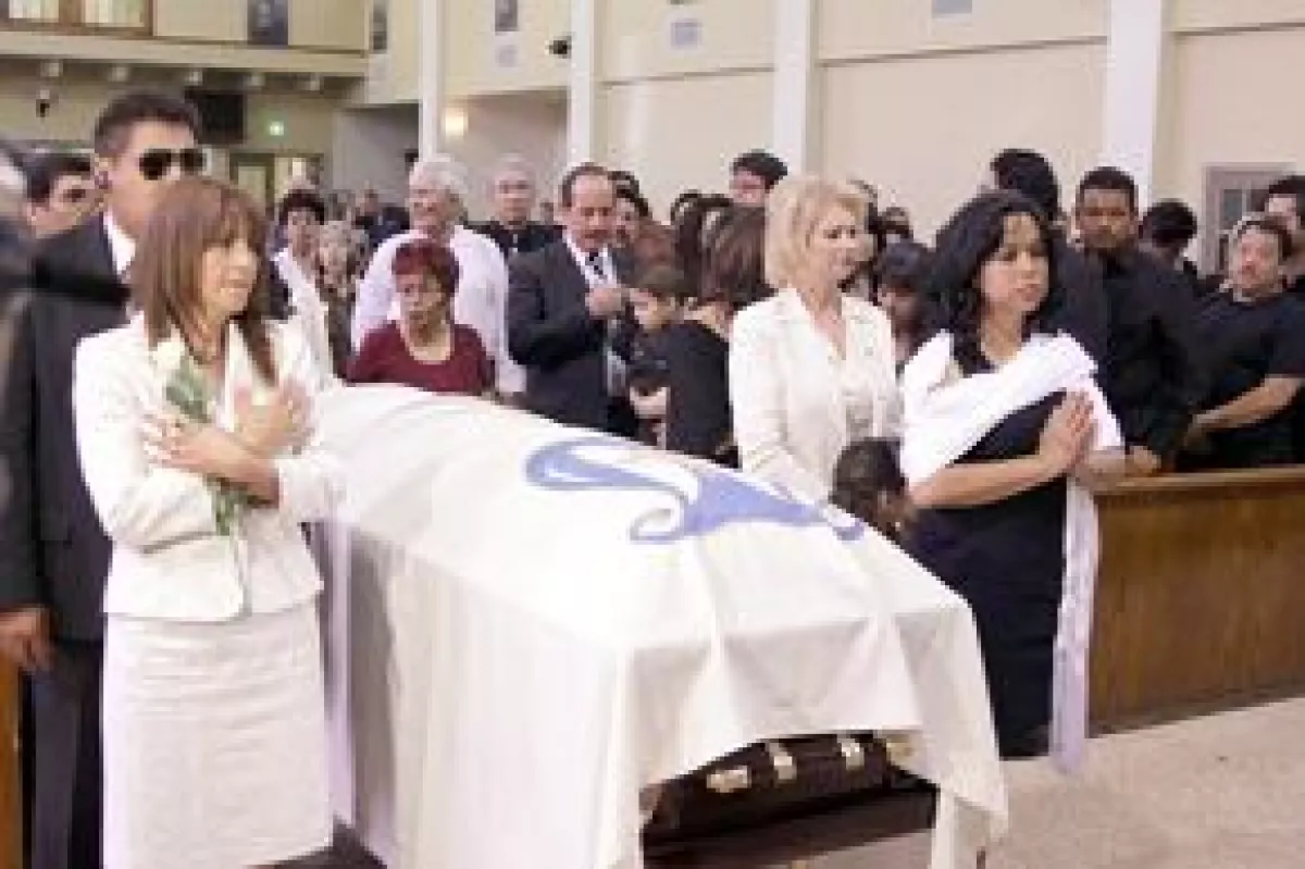 El actor fue despedido ayer en Los Ángeles por familiares y amigos, incluidas sus dos anteriores parejas y la última novia, así como sus cinco hijos reconocidos.