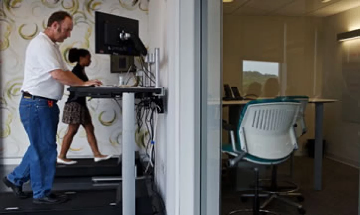 Con el escritorio caminadora los empleados pueden perder hasta 3 kilos al año. (Foto: Getty Images)