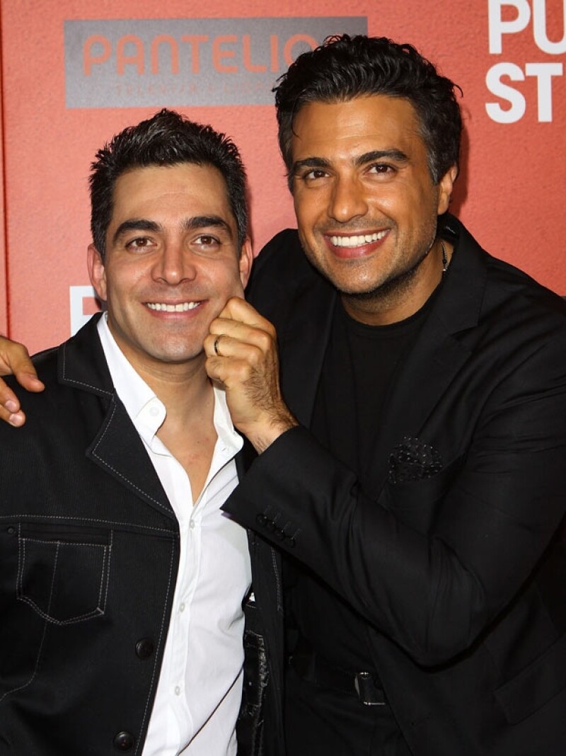 Jaime Camil y Omar Chaparro en la premiere de su película "“Pulling Strings”.