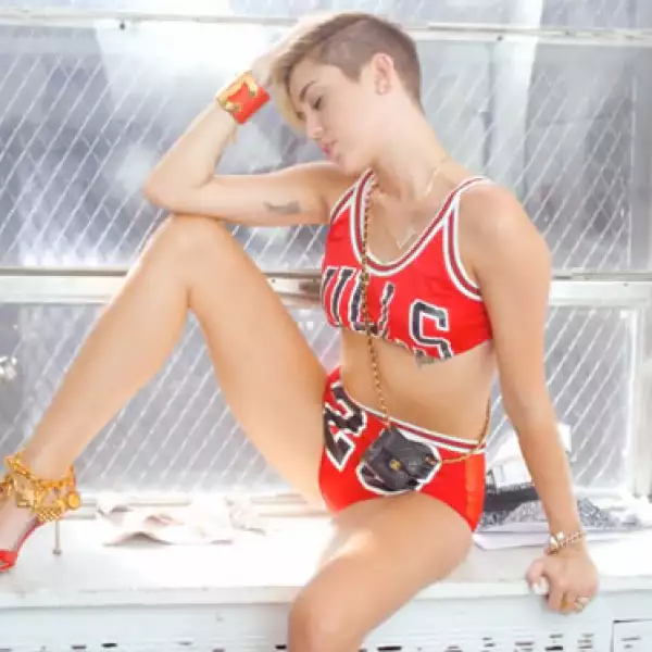 Presumió joyería Chanel para combinar su conjunto de basquetbolista.