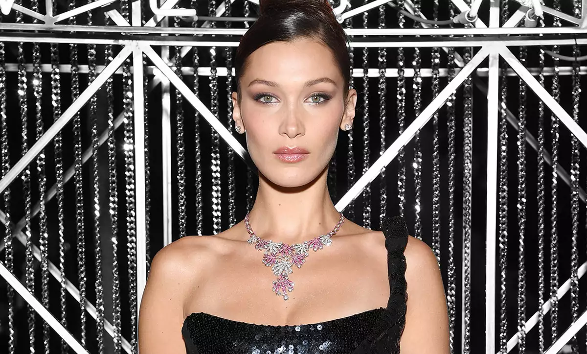 Bella-Hadid-Bvlgari-Marihuana-leaves