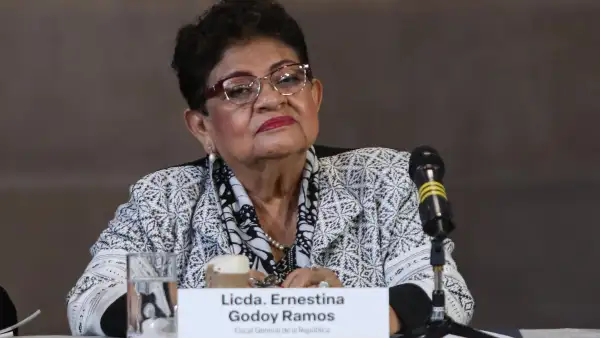 La fiscal general de la República, Ernestina Godoy Ramos, frente a un micrófono durante la firma de un convenio. 