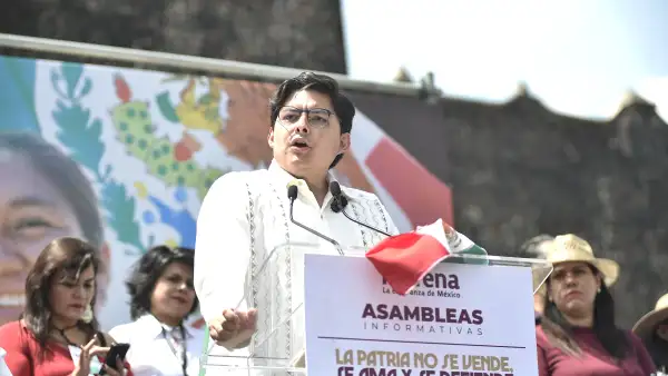 Paulo García, nuevo presidente de Morena CDMX, ofrece un discurso en la Ciudad de México. 