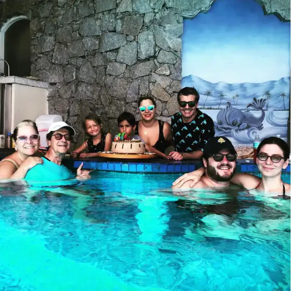 Celebrando con toda su familia el cumpleaños de su papá, Federico Sada.