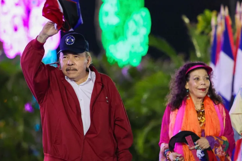 Esta foto de folleto publicada por el gobierno de Nicaragua a través del medio de noticias oficial El 19 Digital muestra al presidente de Nicaragua, Daniel Ortega, saludando junto a su esposa y copresidente Rosario Murillo, durante un evento para conmemorar el 47 aniversario de la Revolución de Nicaragua en Managua, el 19 de julio de 2026.