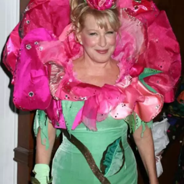 Bette Midler se disfrazó de rosa.