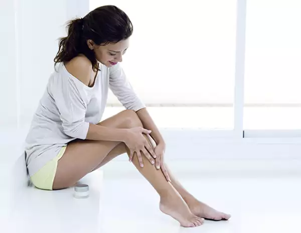 Usa aceite de coco para hacer crema corporal para hidratar, o bien, úsalo en aceite para eliminar resequedad.