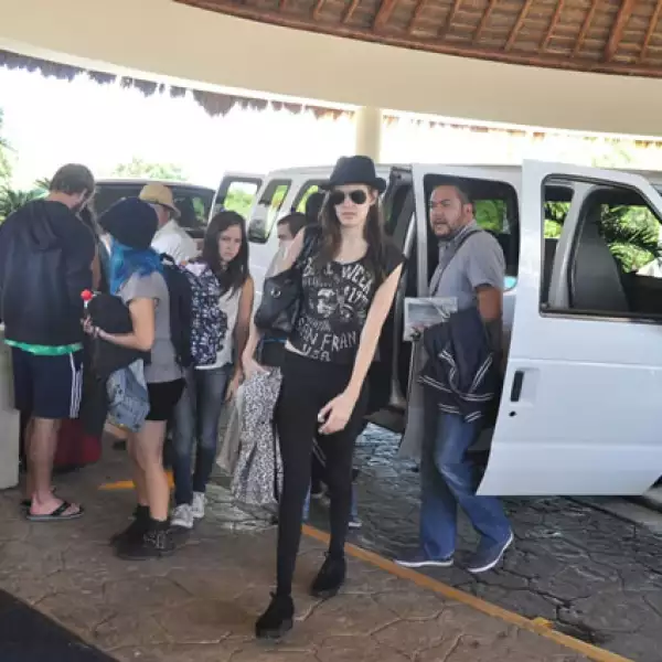 Macarena Achaga mientras bajaba de la camioneta para ingresar al hotel en el que se hospedaban.