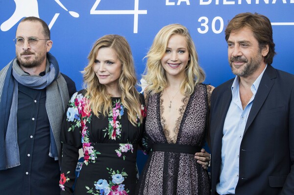 Darren Aronofsky, Michelle Pfeiffer, Jennifer Lawrence y Javier