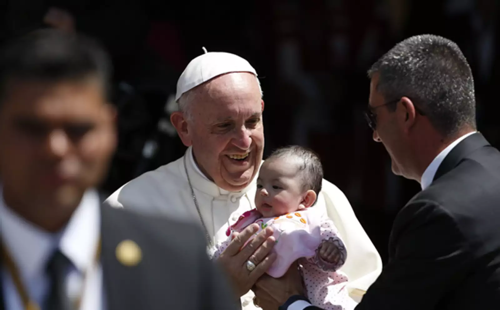 Al término de la misa el papa se acercó a saludar a los fieles chiapanecos.