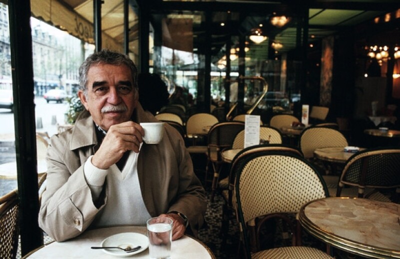 El escritor durante una sesión fotográfica en París, una de las tantas ciudades en las que inspiró sus relatos.