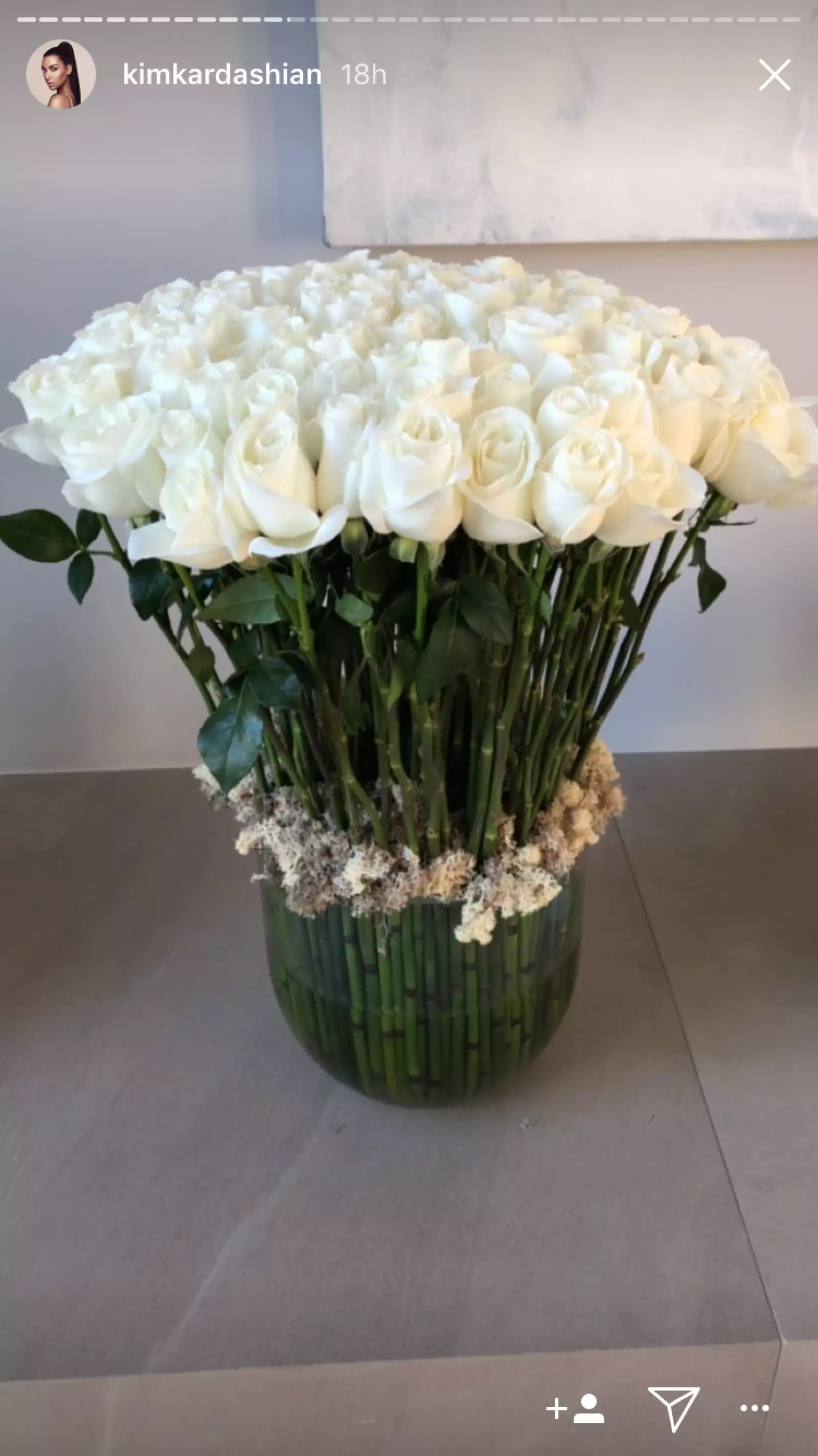 Kim Kardashian recibió decenas de flores por su cumple 37