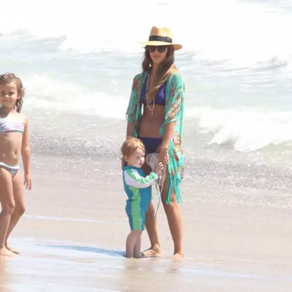 Alba lució un cuerpazo en un bikini morado.