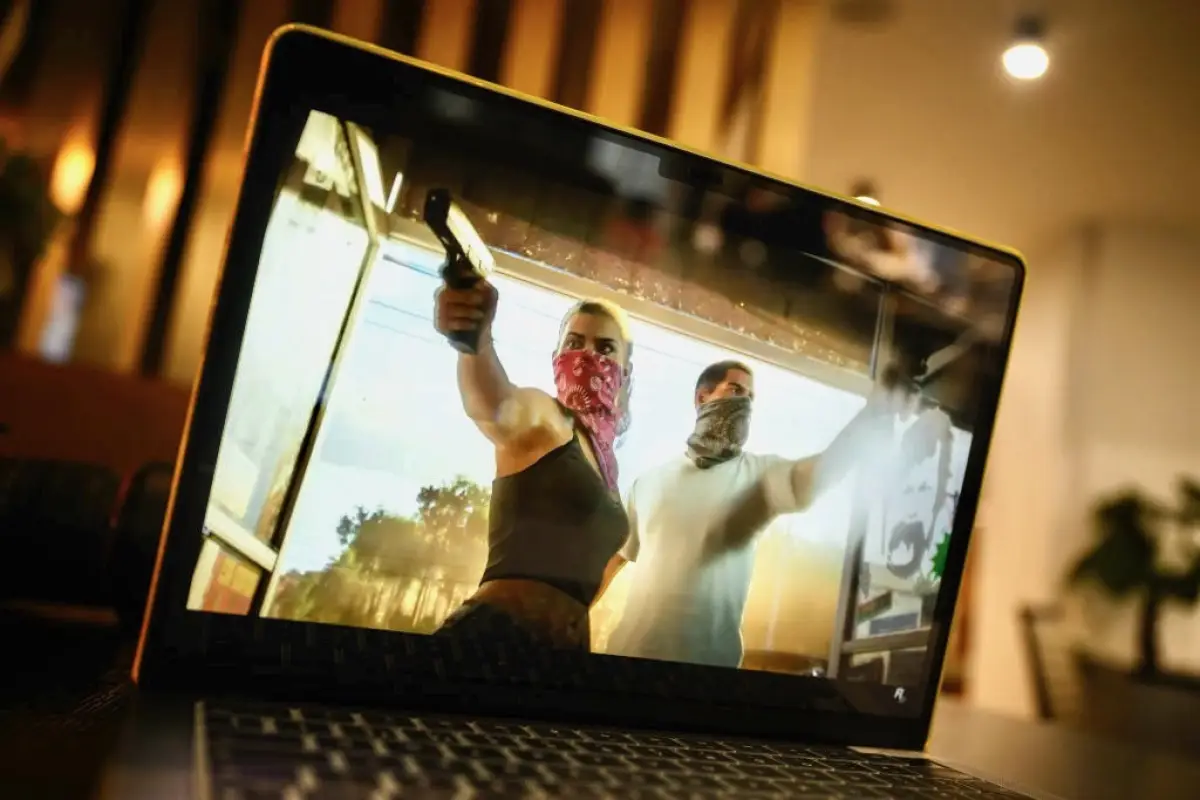En esta imagen ilustrativa, se observa el tráiler del videojuego "Grand Theft Auto 6" en la pantalla de un ordenador portátil el 5 de diciembre de 2023 en Londres, Inglaterra.