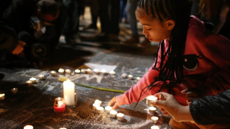 Una niña enciende una vela en memoria de las cientos de víctimas. (Getty Images)