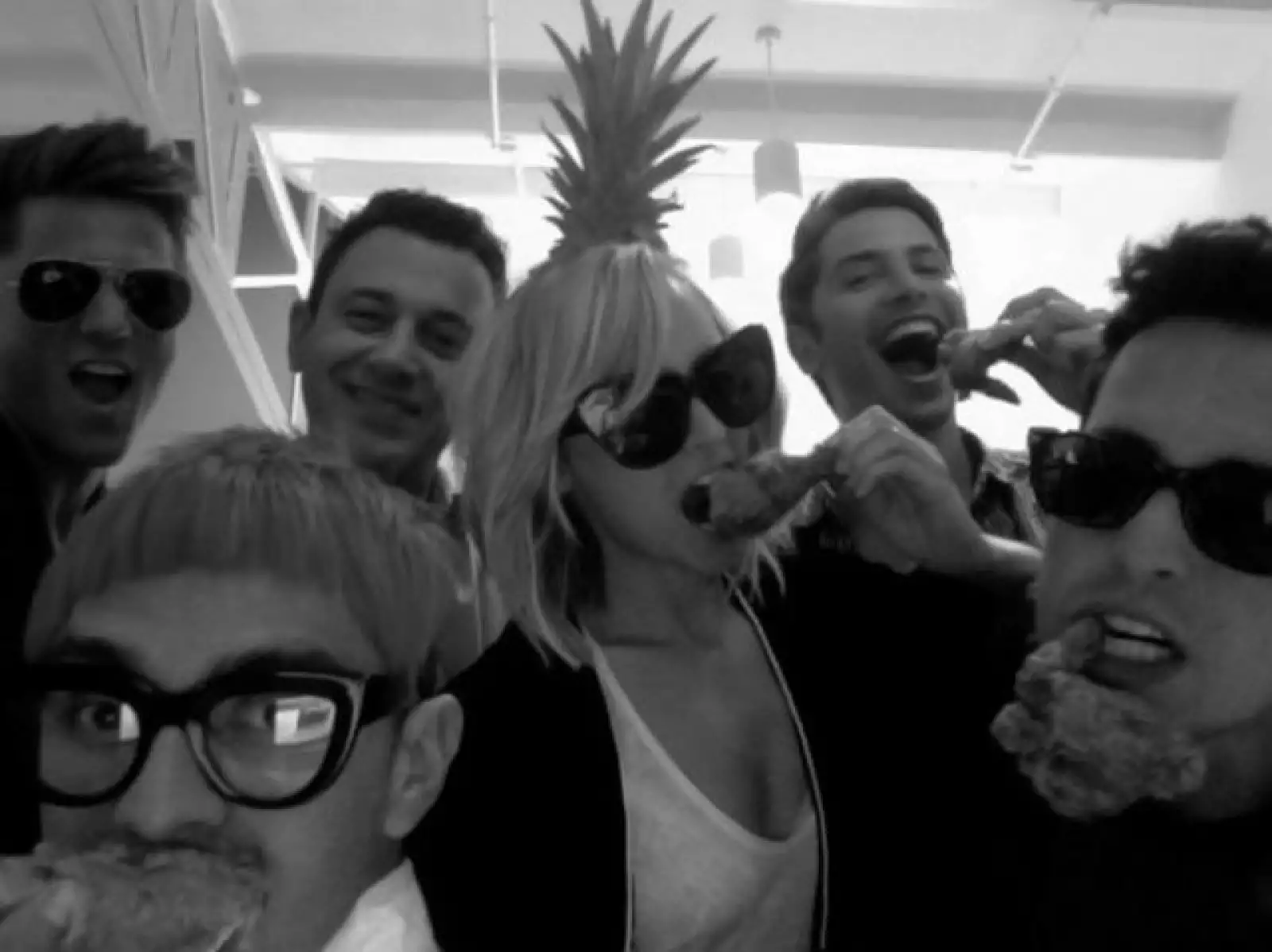 “Yo, 17 chicos, pollo y una piña”, escribió Nicole Richie