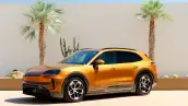 Un Porsche Cayenne eléctrico en color naranja. 