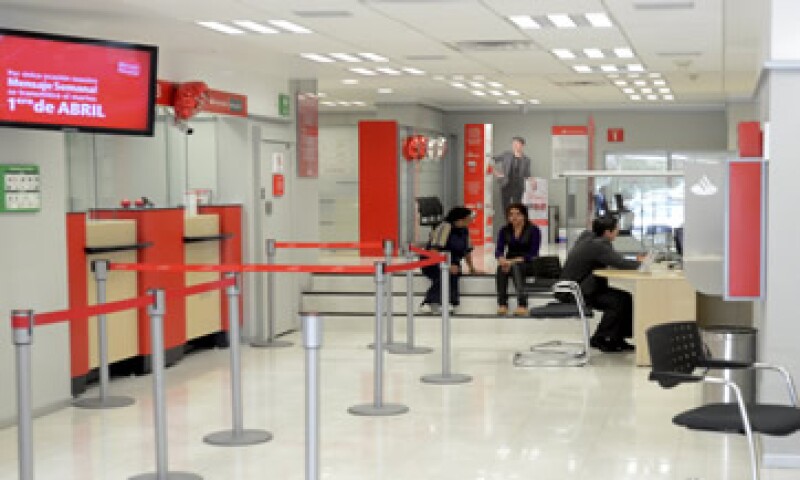 Santander también registró un aumento de 3.8% en tarjetas de crédito. (Foto: Cuartoscuro )