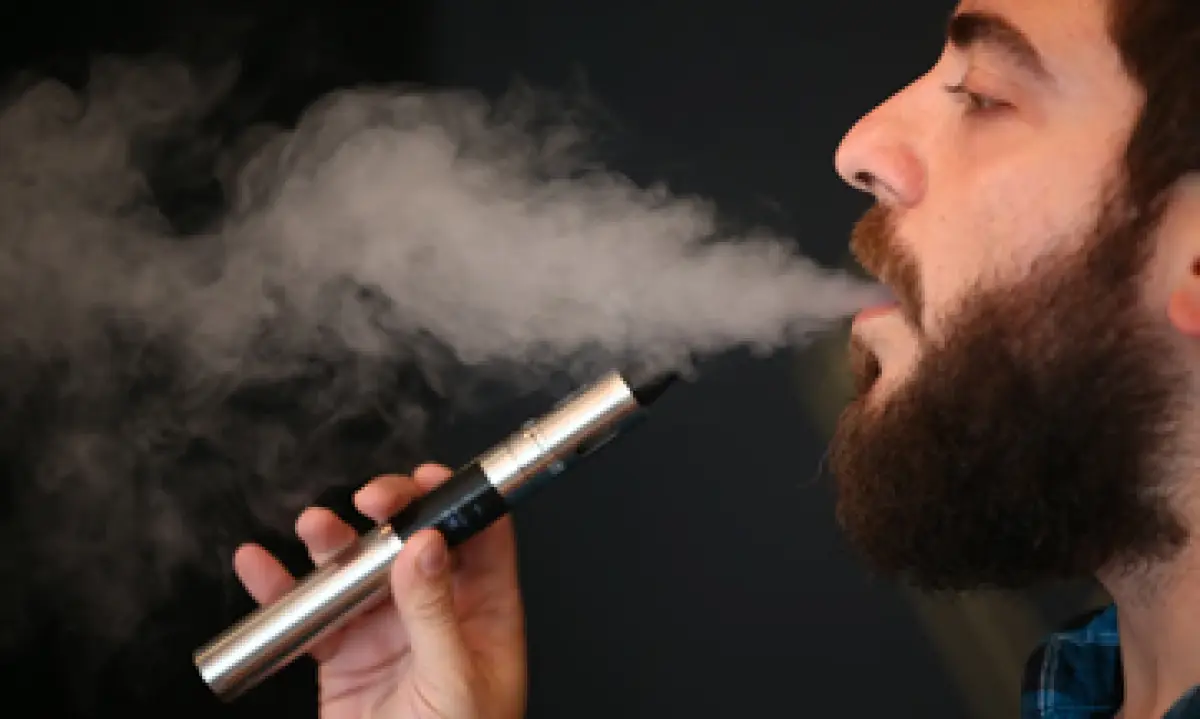 Los cigarrillos electrónicos son finos tubos de metal reutilizables que contienen líquidos con nicotina y sabores exóticos. (Foto: Getty Images)