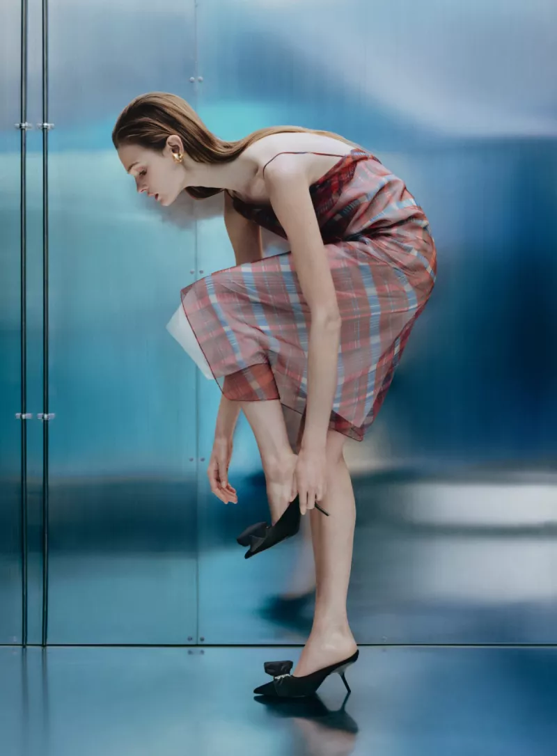 Modelo luciendo un vestido y zapatos de la colección Ferragamo Pre-Fall 2023