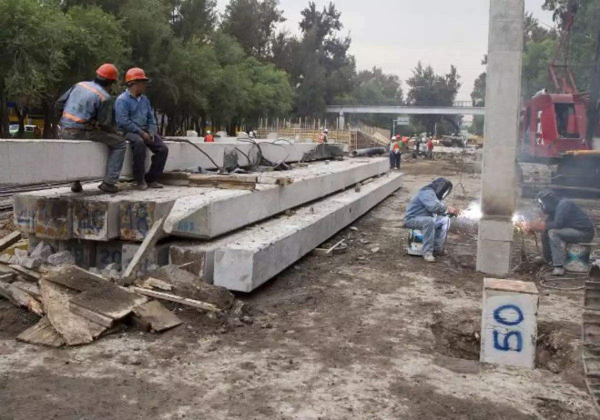 Trabajos de construcci�n de puente vehicular en Circuito Interior R�o Churubusco