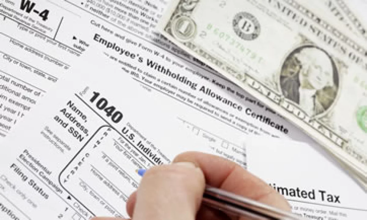 Los estadounidenses más acaudalados pagan pocos impuestos porque sus ingresos no provienen de salarios y pueden pagar contadores para sortear el código fiscal. (Foto: Getty Images)