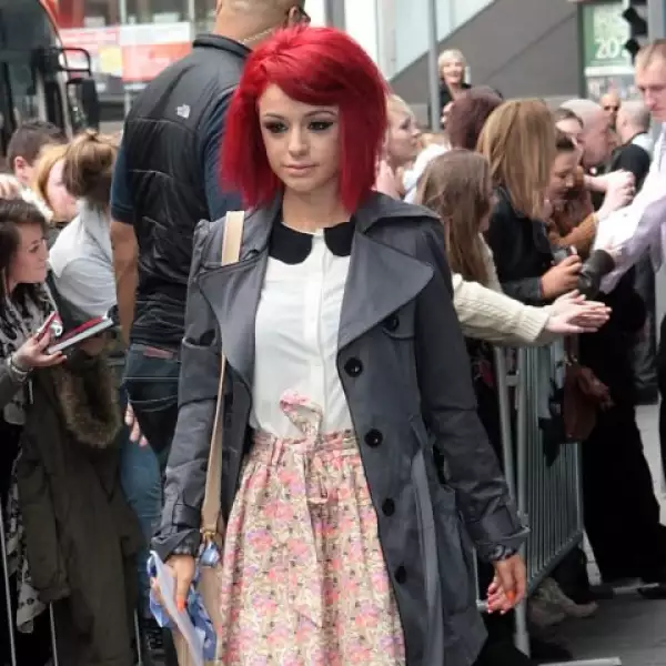 Cheryl Loyd es otra que sigue los pasos de Rihanna con el pelo color rojo vibrantre. Ella salió en `X factor´.