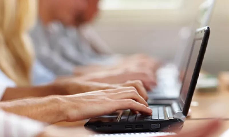 Los cursos en línea ofrecen la ventaja de acceder gratis a instituciones de prestigio, ayudando a los profesionistas a actualizarse y a avanzar en su carrera profesional. (Foto: Shutterstock)