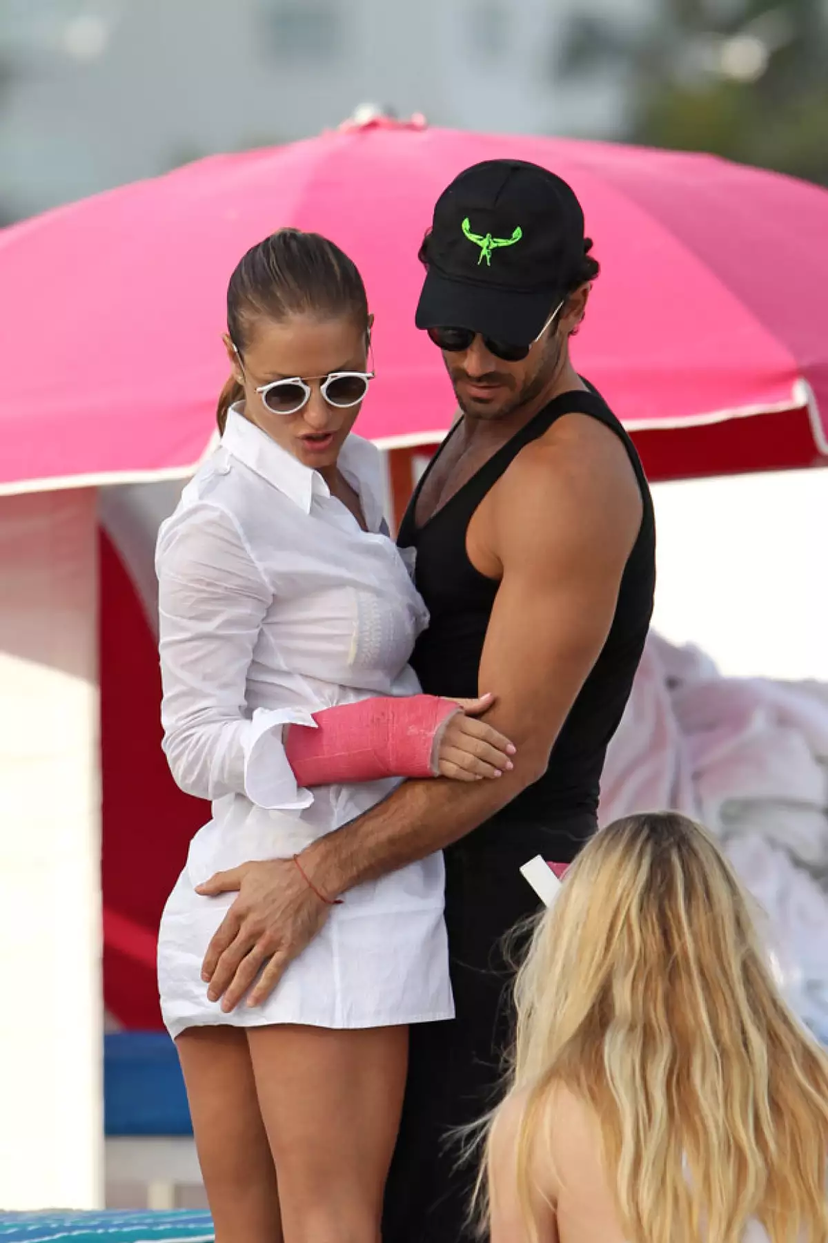 La atractiva pareja no esconde su gran amor ni siquiera en frente de las pequeñas Erin y Regina, por lo que fueron captados muy apasionadados en la playa de Miami.