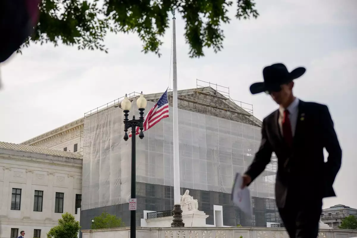 La gente camina frente a la Corte Suprema de los Estados Unidos el 5 de junio de 2025 en Washington, DC. El tribunal superior está programado para emitir opiniones sobre casos de alto perfil en las próximas semanas al final de su mandato.