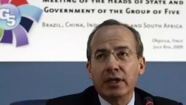 Felipe Calderón preside al G5 en la reunió que sostendrán con el G8 en Italia. (Foto: AP)