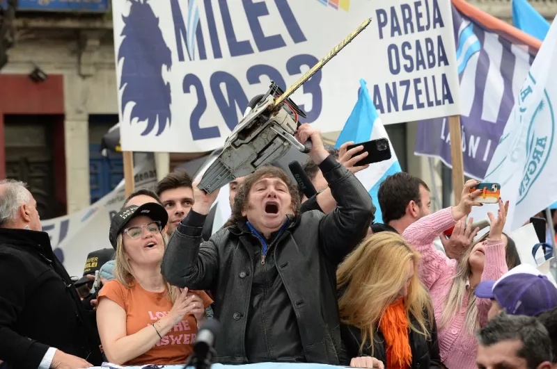 Imagen publicada por AG La Plata que muestra al candidato presidencial para el partido La Libertad Avanza, Javier Milei (C), agitando una motosierra entre su hermana Karina Milei (R) y la candidata a gobernadora de la provincia de Buenos Aires, Carolina Piparo, durante un mitin político en La Plata, provincia de Buenos Aires, Argentina, el 12 de septiembre de 2023.