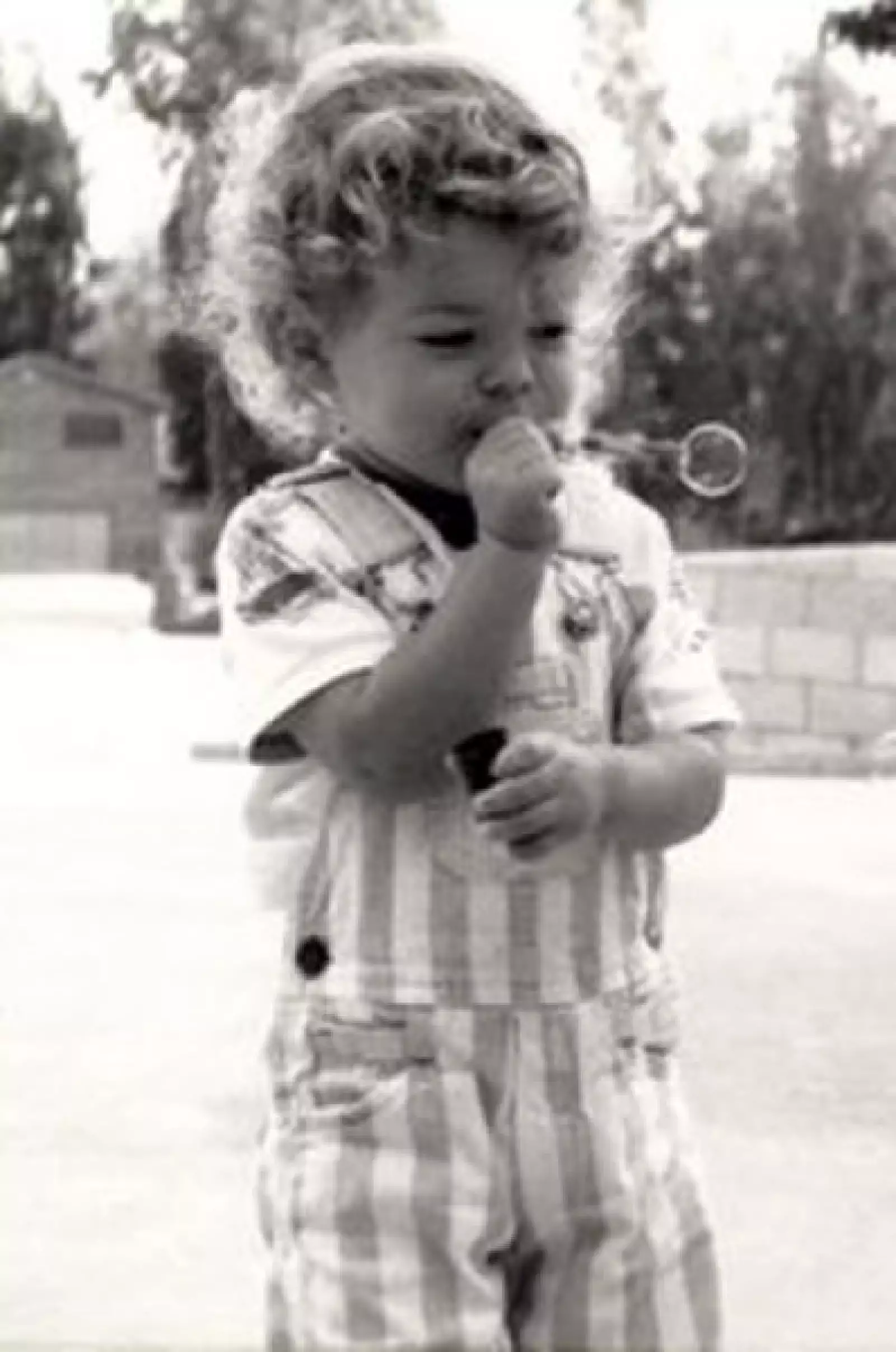 (1990. Tres años) Nació el 18 de octubre de 1987 en San Luis Obispo, California. Es hijo de David Efron, un mecánico, y de la secretaria Starla Baskett.