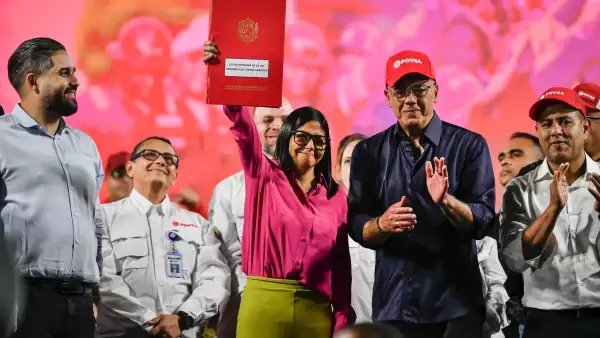 Delcy Rodríguez (C), presidente interino de Venezuela, sostiene la reforma de la ley de hidrocarburos durante una protesta el 29 de enero de 2026 en Caracas, Venezuela. Los partidarios de Nicolás Maduro exigen respeto por la soberanía de Venezuela y la defensa de la industria petrolera.