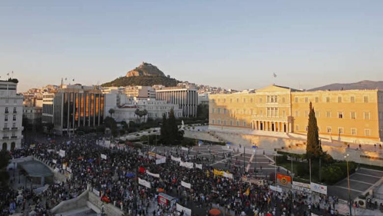 Las personas rechazan las privatizaciones y pedían "salvar" los puertos, la electricidad y los hospitales.