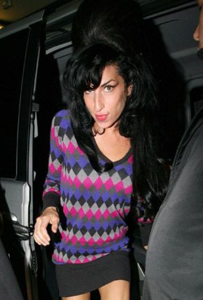 La cantante quiere irse a vivir con su marido, Blake Fielder-Civil, a su nueva casa a las afueras de Londres, y así estar más lejos de los paparazzi.