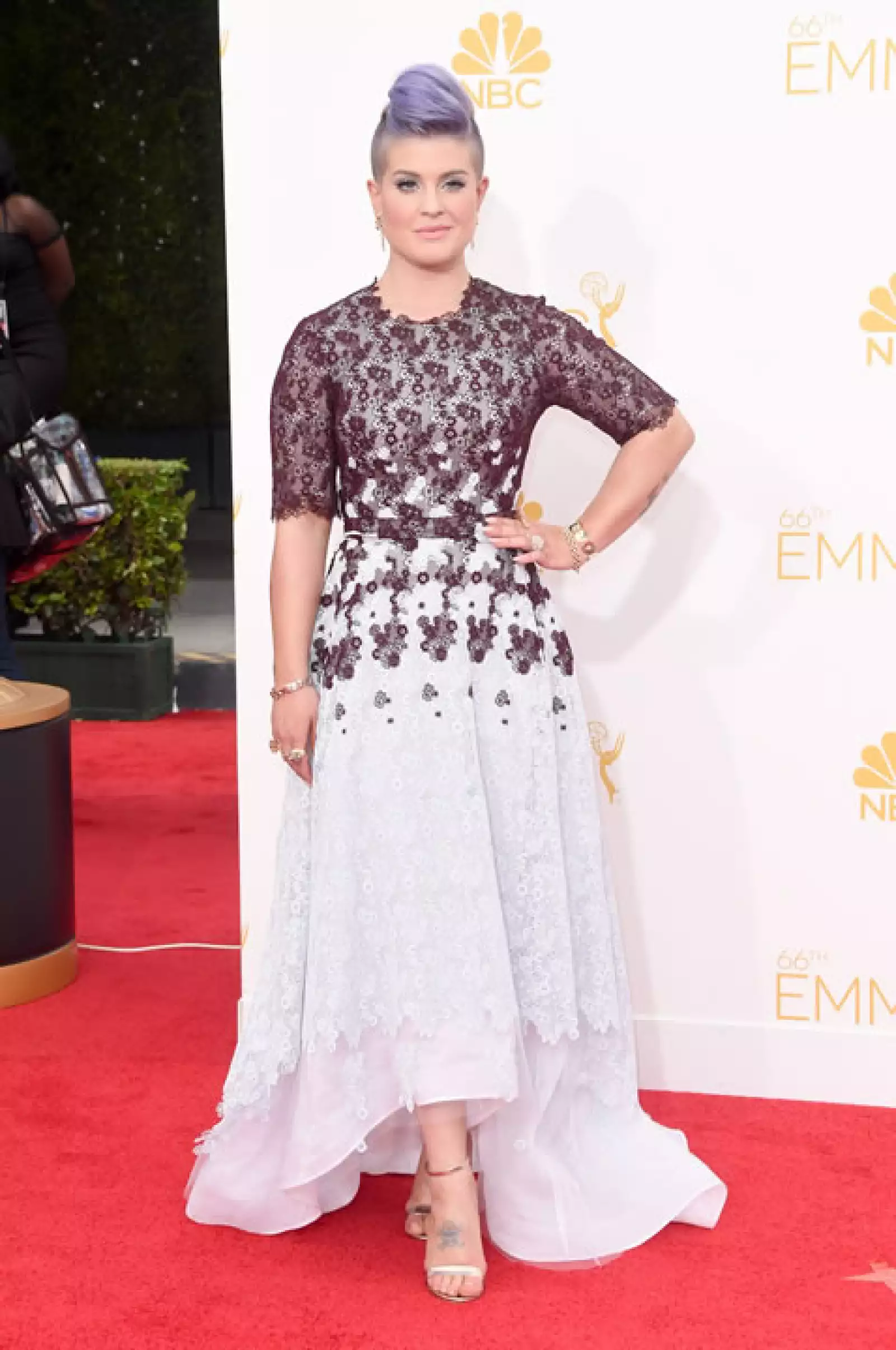 Kelly Osbourne con un vestido Honor y zapatos Aldo