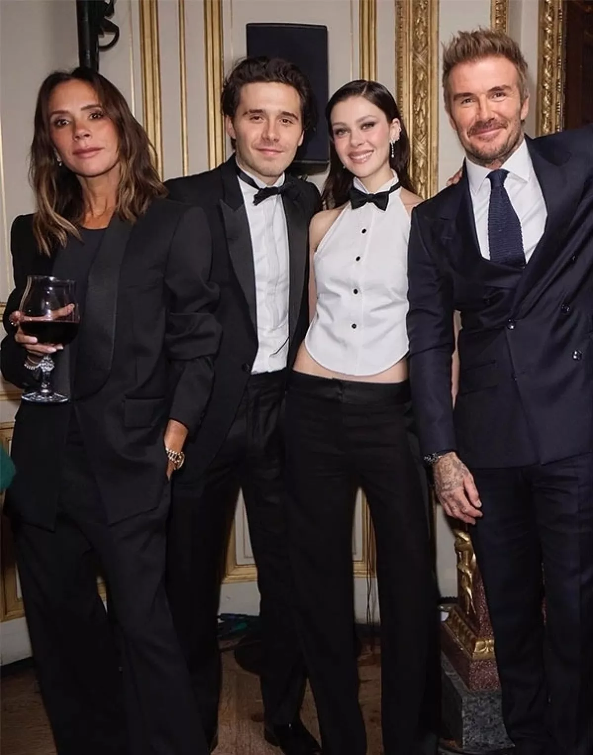 Brooklyn y Nicola con la familia Beckham 