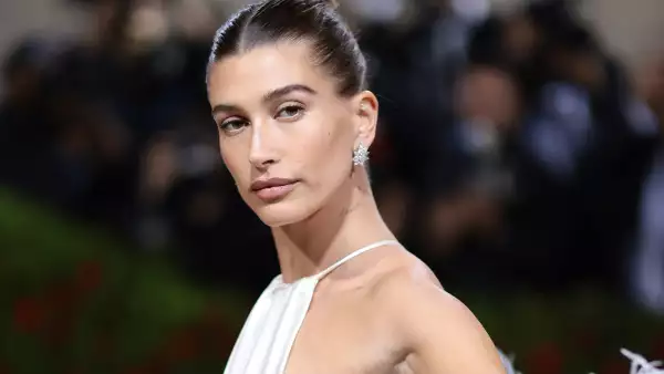 Hailey Bieber línea de cuidado para la piel es demandada