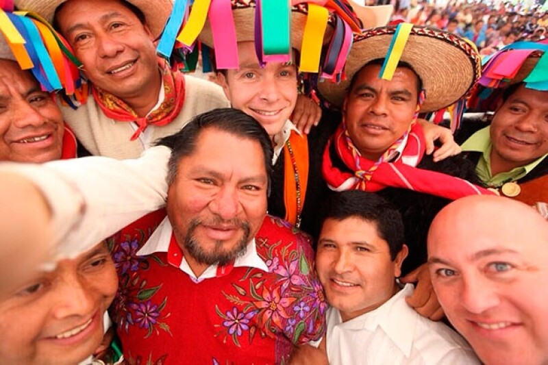 Manuel Velasco en compañía de líderes locales en Chiapas.