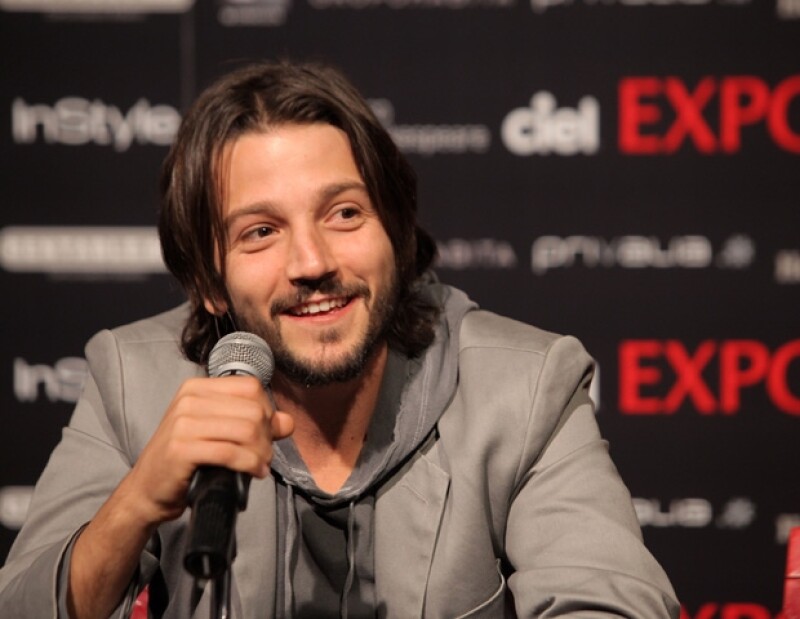 Diego Luna presentó su nueva producción teatral Exposición, la cual ha disfrutado detrás de los escenarios.